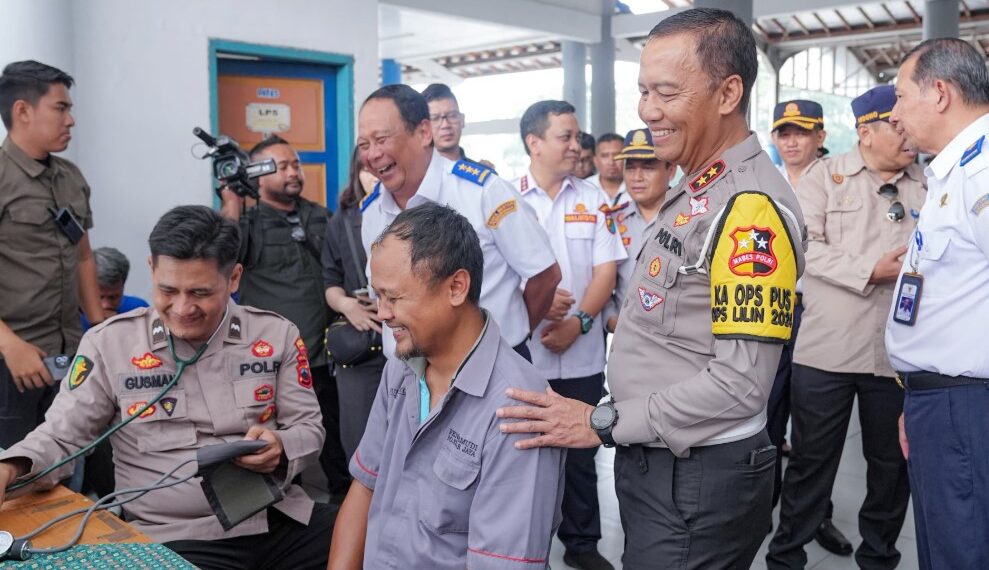 Wakil Menteri Perhubungan (Wamenhub) RI, Suntana, bersama Kakorlantas Polri, Irjen Pol Aan Suhanan, meninjau Terminal Pekalongan pada Minggu (29/12/2024)