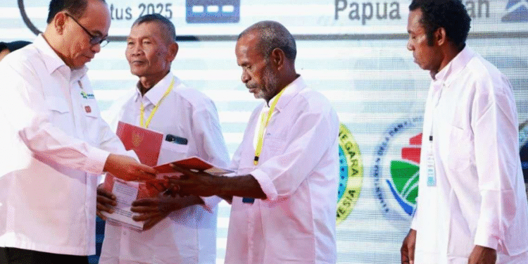 Minister Hands Over Legal Status Certificates for Village Cooperatives in Central Papua